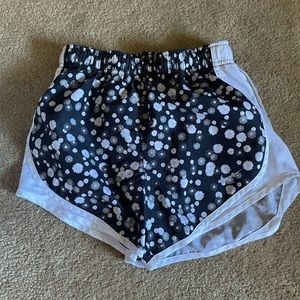 black and white nike running shorts.